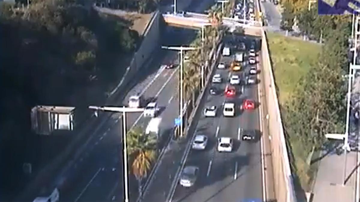 Un vehicle incendiat col·lapsa la Ronda de Dalt de Barcelona