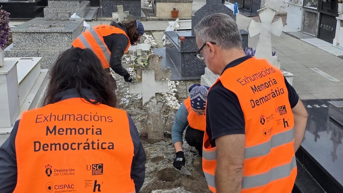 Participantes en la cata arqueológica del grupo Histagra de la Universidade de Santiago.