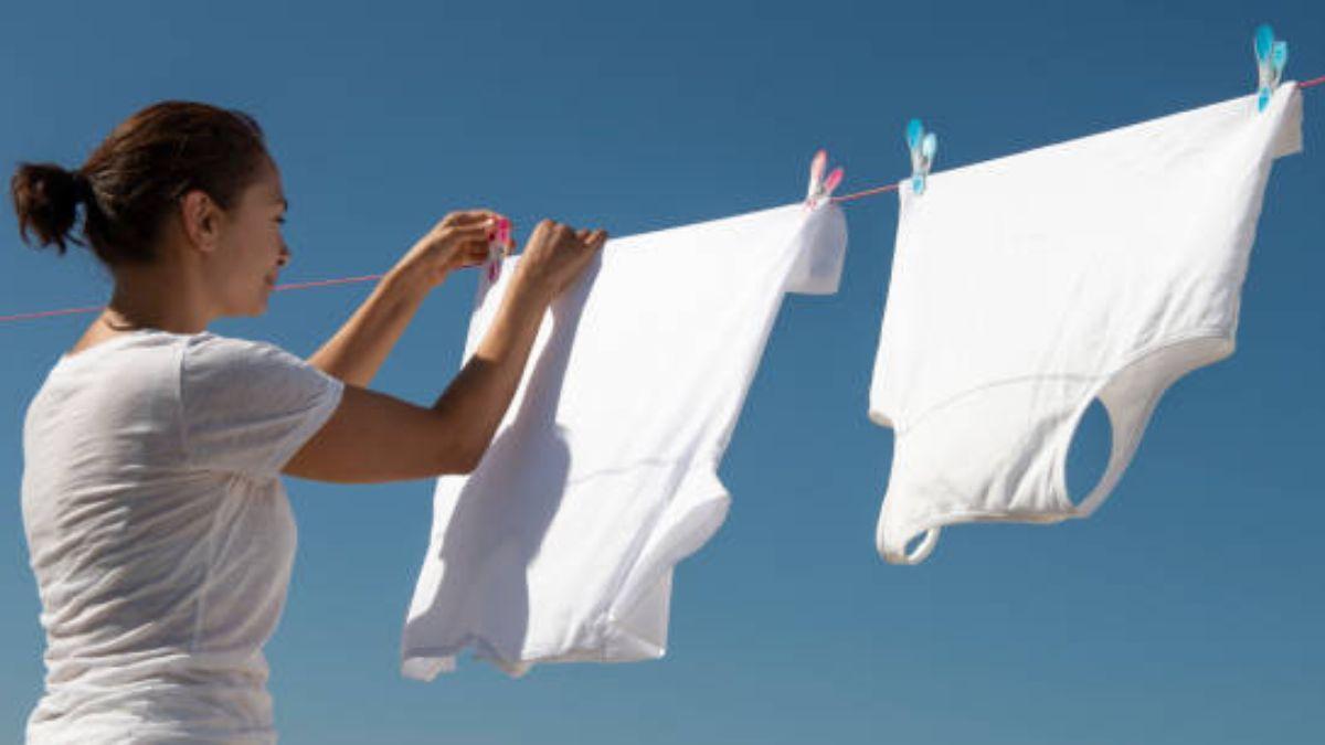Una persona poniendo ropa a secar