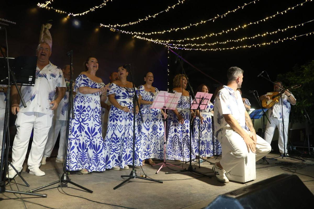 La verbena de la Federación de Peñas Cordobesas llena de música y baile la plaza del Triunfo