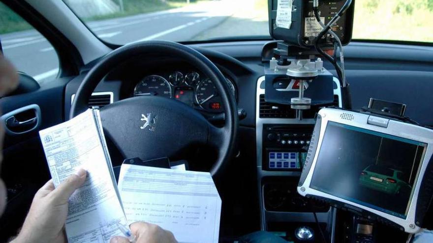 Agentes de la Guardia Civil realizan un control de velocidad con un radar móvil.