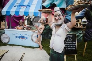 El ’Chiringuito del PP’ amb la figura del president Rajoy al costat de Montoro i Soraya Saenz de Santamaría. Falla de l’Almirall Cadarso.