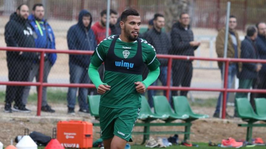 Jonathas entrenando en el polideportivo de Altabix