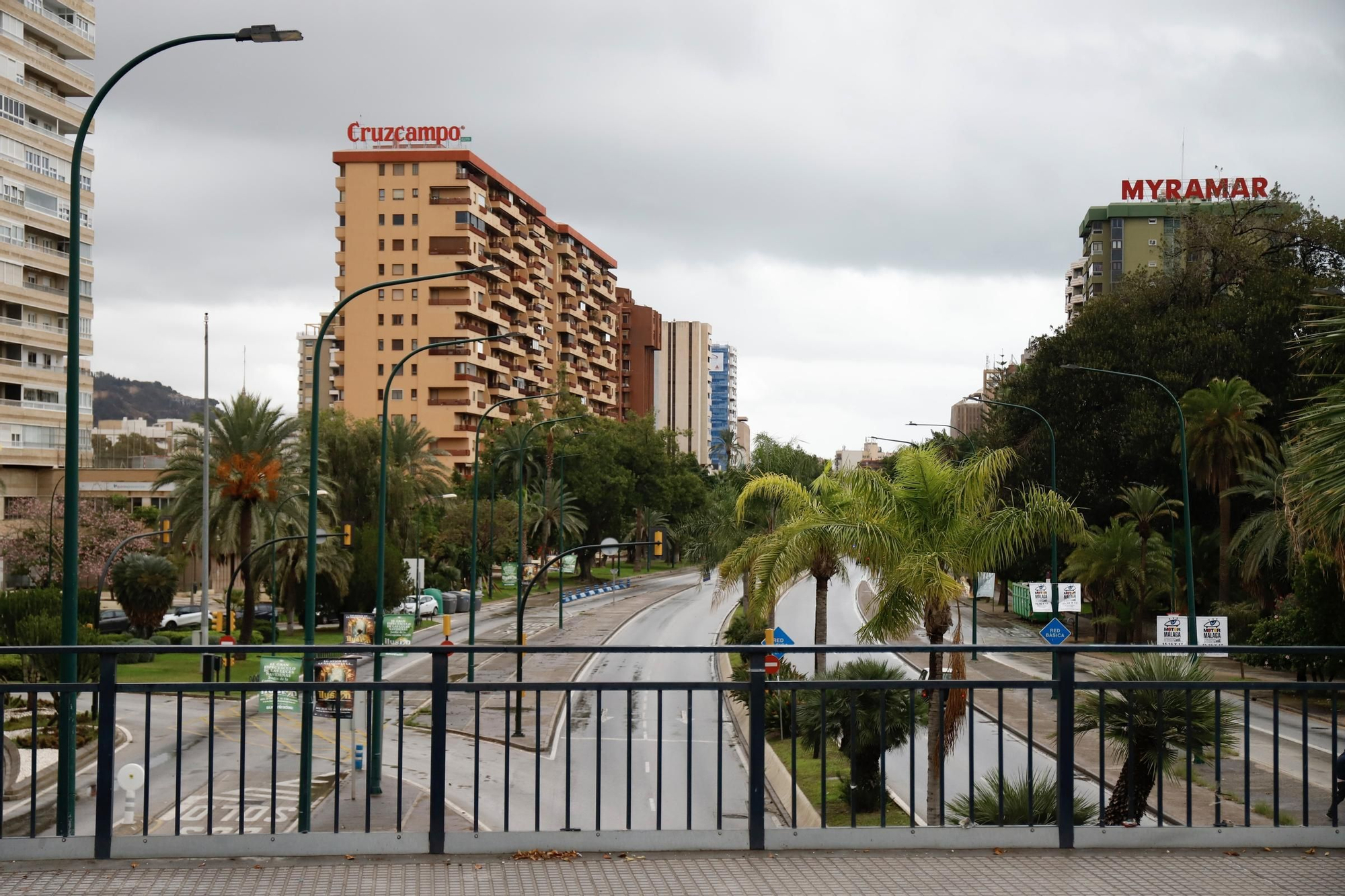 Las calles de Málaga, prácticamente vacías ante la alerta roja por fuertes lluvias