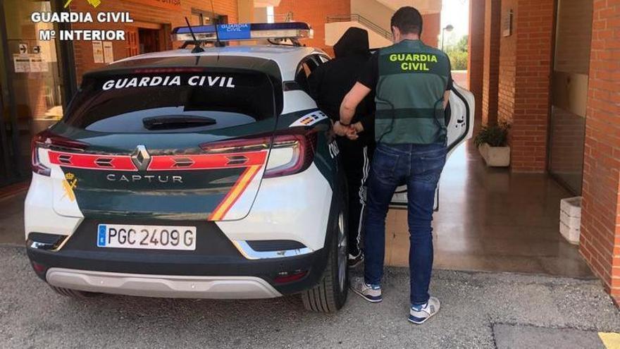 La Guardia Civil pilla a dos ladrones en Catadau mientras cargaban objetos robados