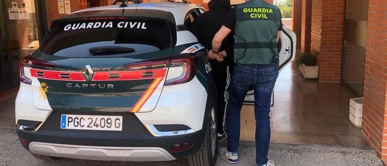 La Guàrdia Civil, amb un detingut en una foto d’arxiu