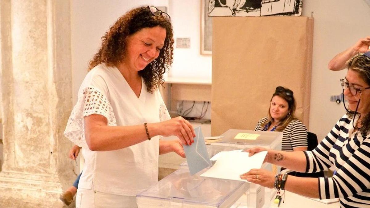 Catalina Cladera votando en su colegio electoral en Sa Pobla