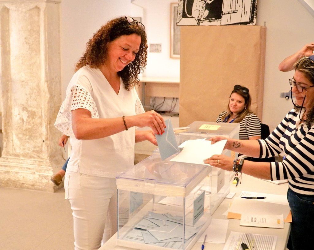 Catalina Cladera votando en su colegio electoral en Sa Pobla