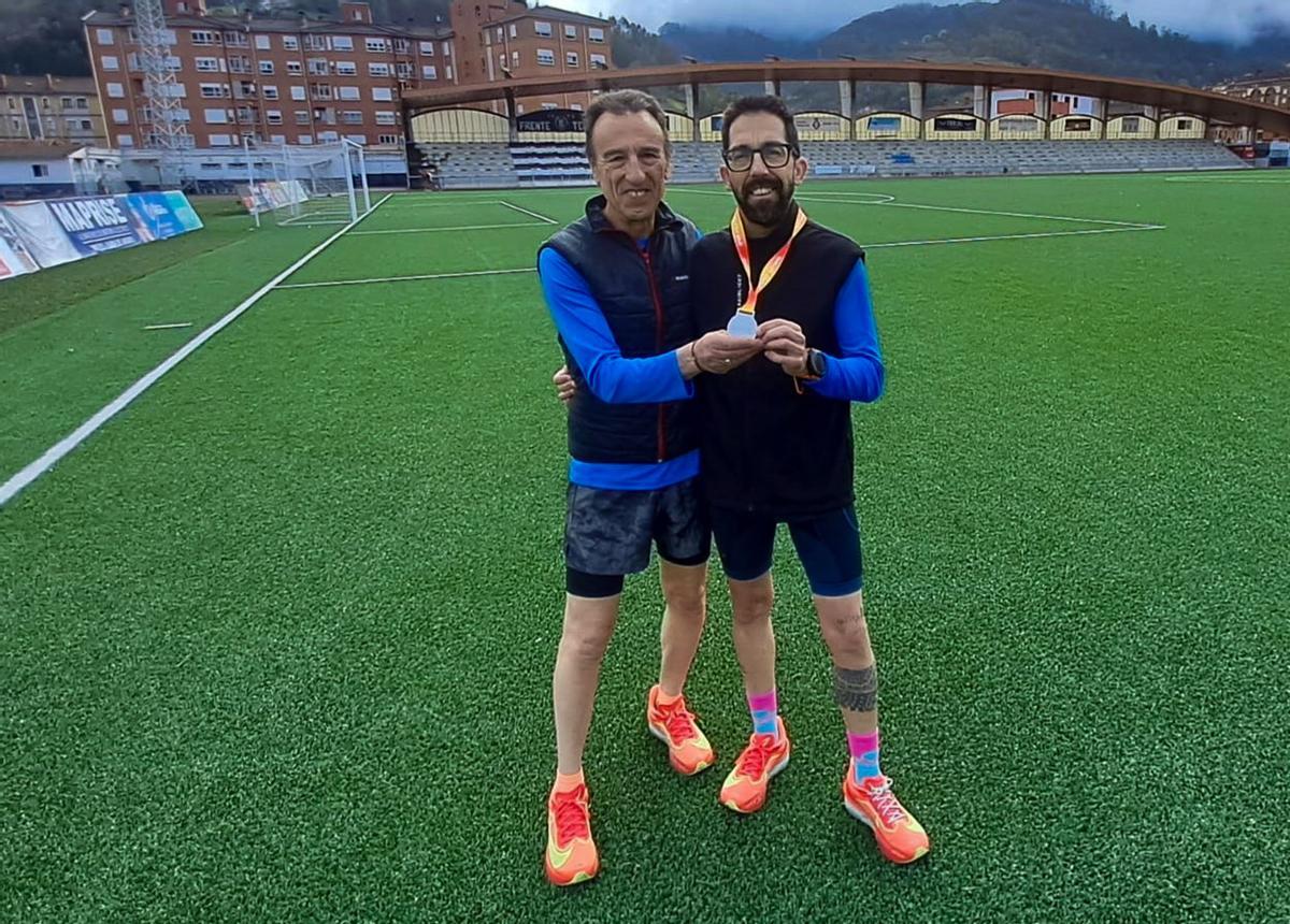 Luis Alberto Moro y Raúl Velasco, con una de las medallas que lograron en el Campeonato de España.