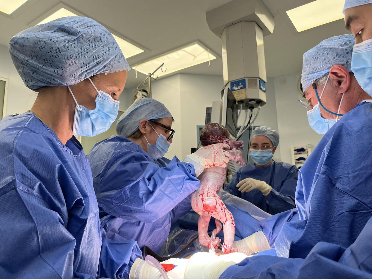 Cesárea en la que nació Hugo Richard, el pasado diciembre, con la doctora Quiroga a la izquierda-