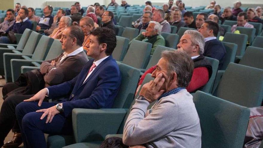 Asistentes a la conferencia del director genera de la PAC de la Junta, ayer en el Colegio Universitario.