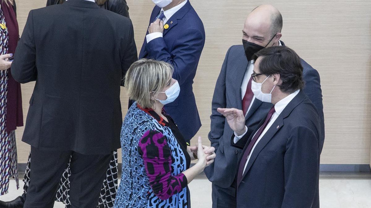 El líder del PSC, Salvador Illa, y la 'consellera' de Salut, Alba Vergès, en el Parlament.