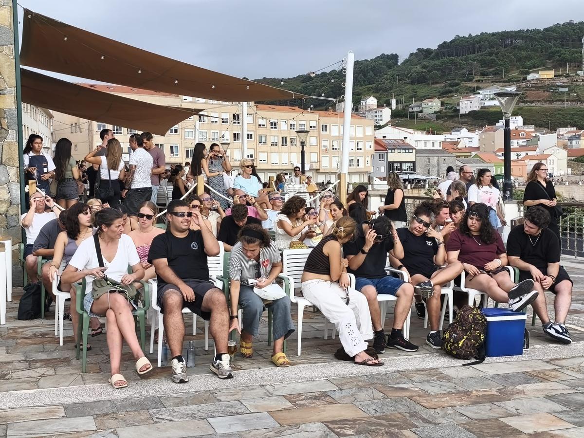 Una terraza del paseo marítimo de Caión, abarrotada de personas deseosas de ver el eclipse.