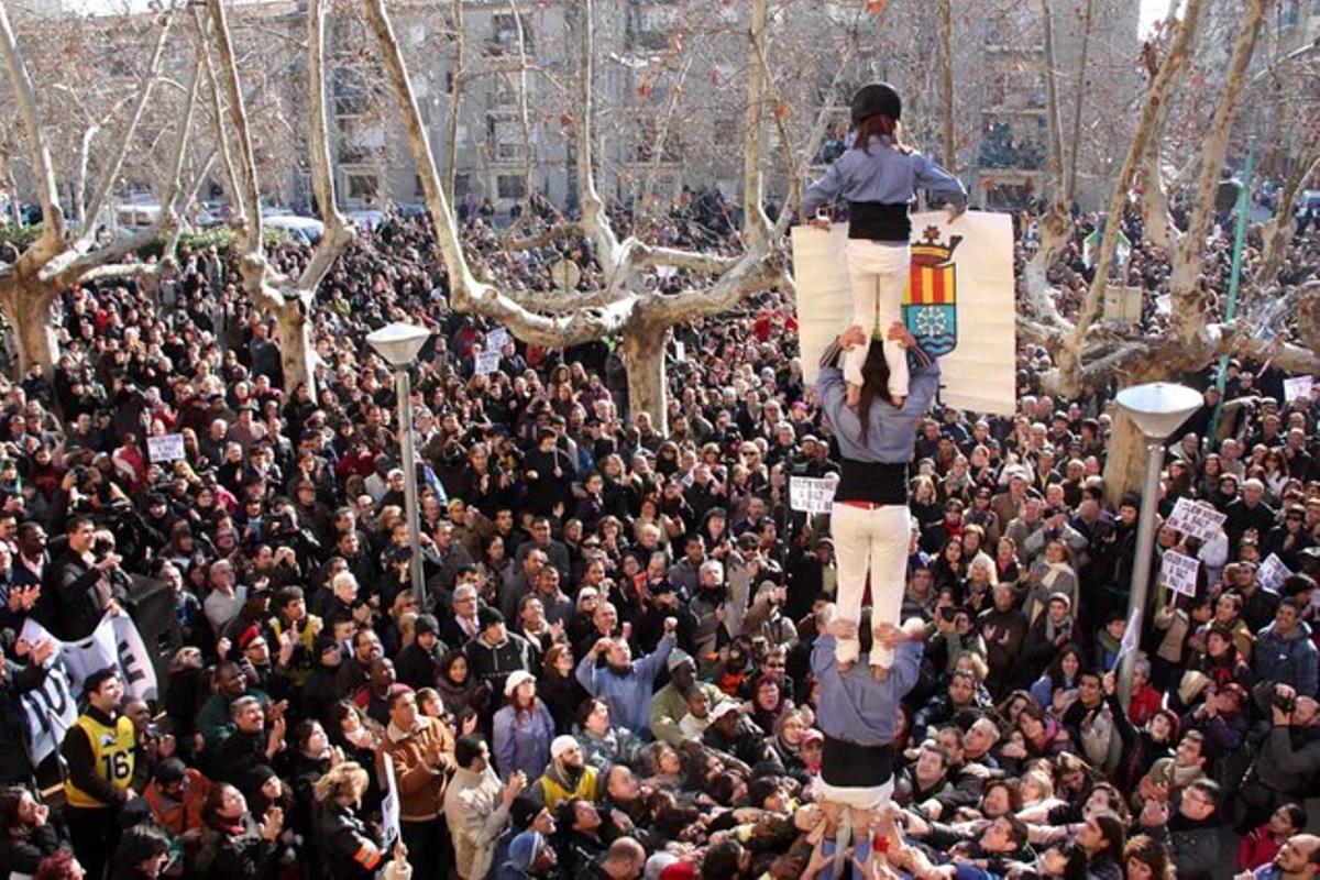 Un pilar dels Marrecs de Salt ha posat el punt final a la multitudinària manifestació d’avui. Un pilar dels Marrecs de Salt ha posat el punt final a la multitudinària manifestació d’avui.