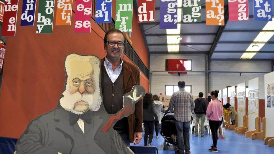 Javier Moro posa junto a la figura de Ramón de Campoamor, en la Feria del Libro de Navia.