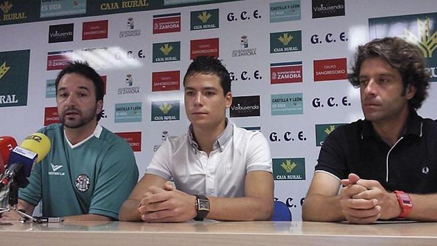 Los responsables de las canteras de los dos clubes, flanquearon a Diego Tejedor en el acto de presentación.