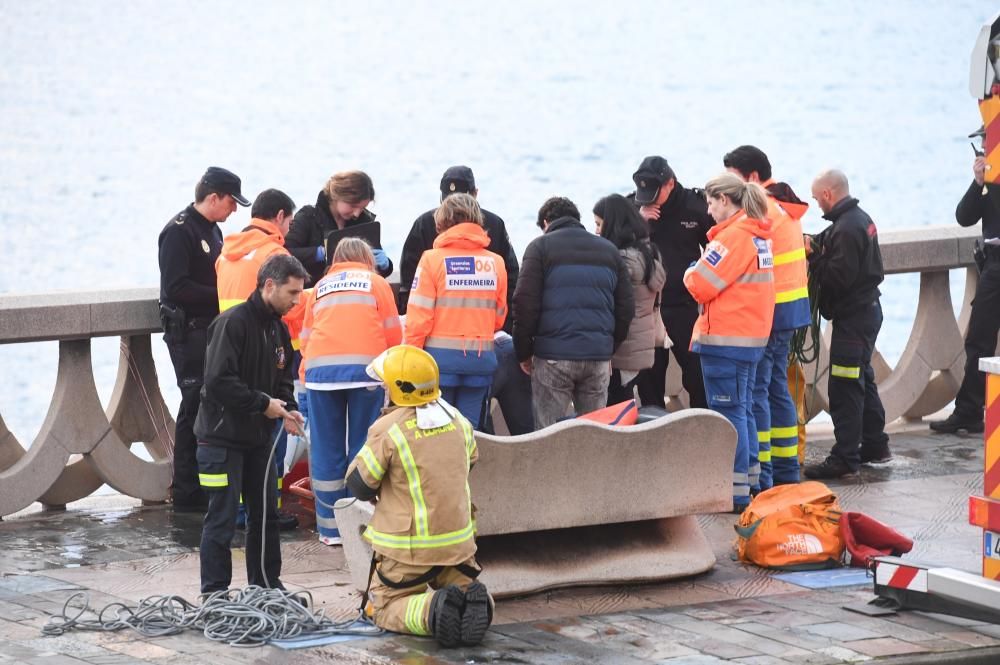 Rescate de un cadáver en las rocas de la Domus