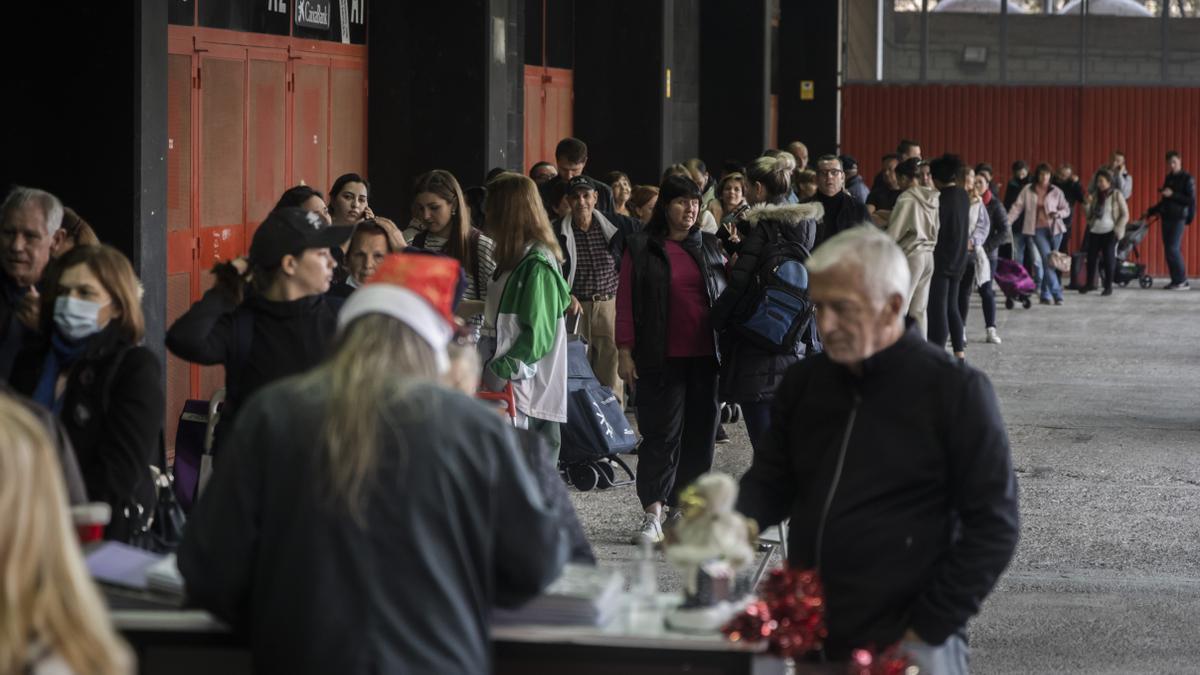 Reparto del banco de alimentos, en Mestalla