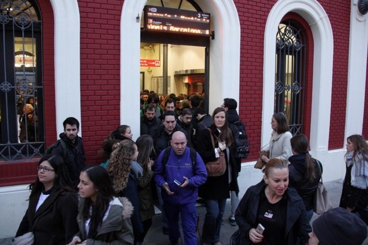 Pasajeros de Rodalies abandonan la estación de Badalona.