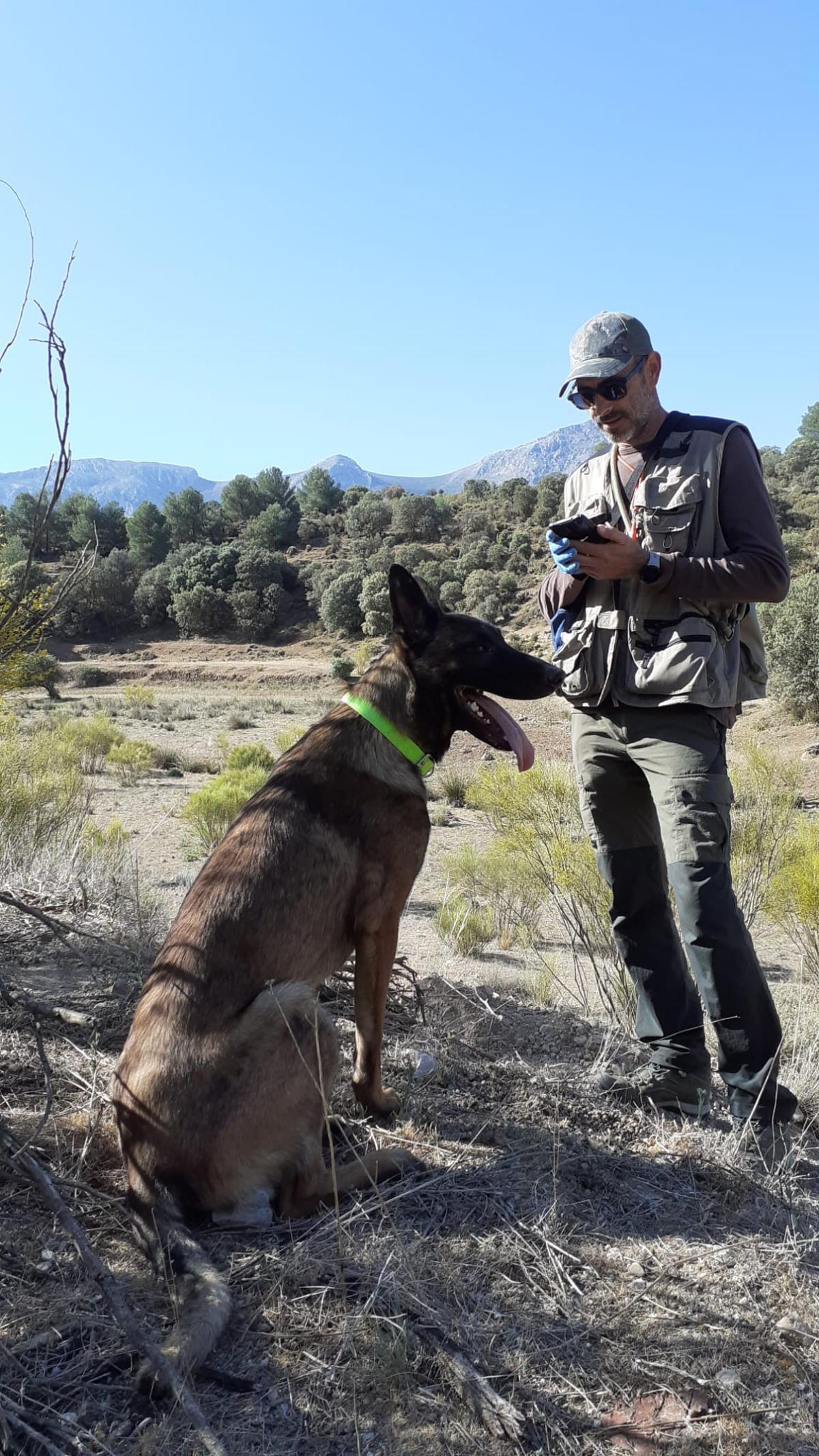 Guía canino con uno de sus perros en un paraje andaluz.
