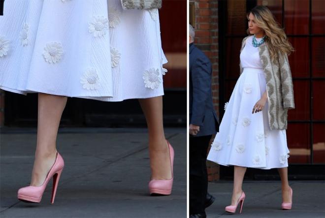 Blake Lively en tacones de Christian Louboutin