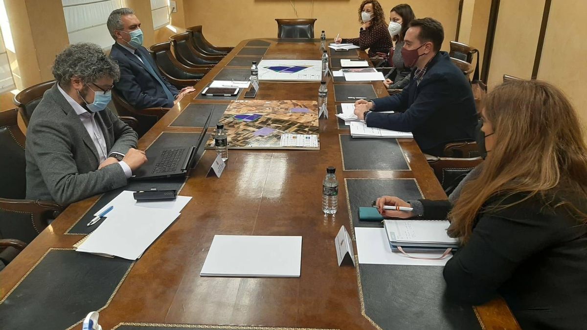 Reunión del alcalde de Benavente y la concejala de Urbanismo con el delegado de Gobierno.