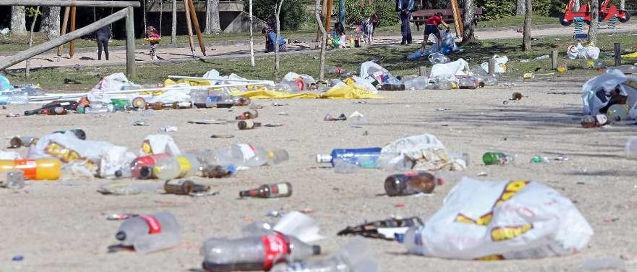 El &quot;macrobotellón&quot; de 2019 dejó el parque forestal de Beade cubierto de toneladas de basura. // M.G. Brea