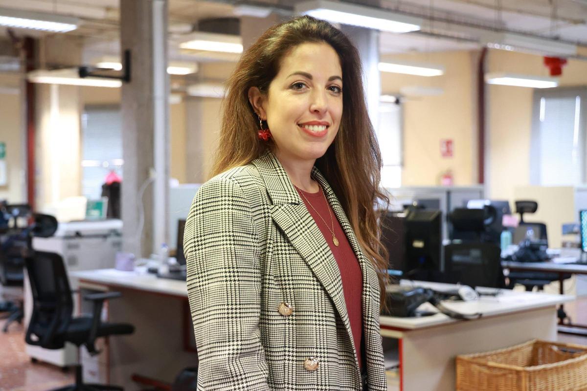 Nelia Pulido, en la Redacción de El Periódico Extremadura.