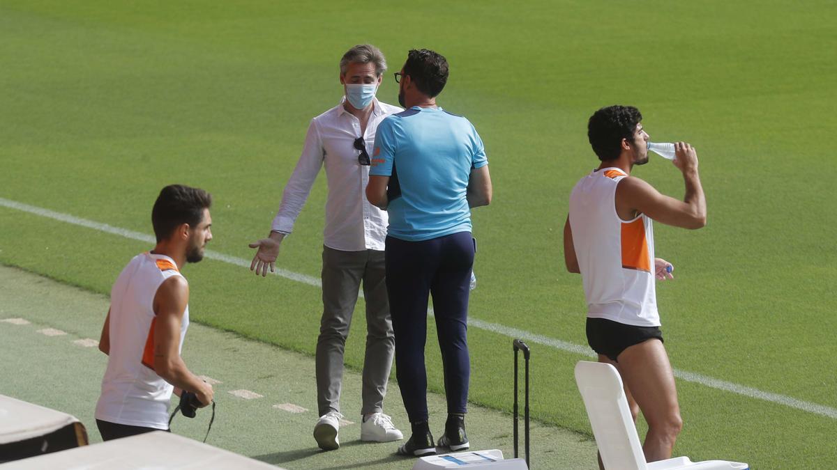 Miguel Ángel Corona conversando con Bordalás