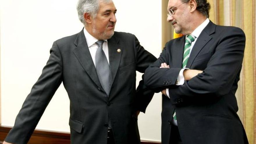 Conde Pumpido, el miércoles con el presidente de la comisión de Justicia del Congreso, Alvaro Cuesta.