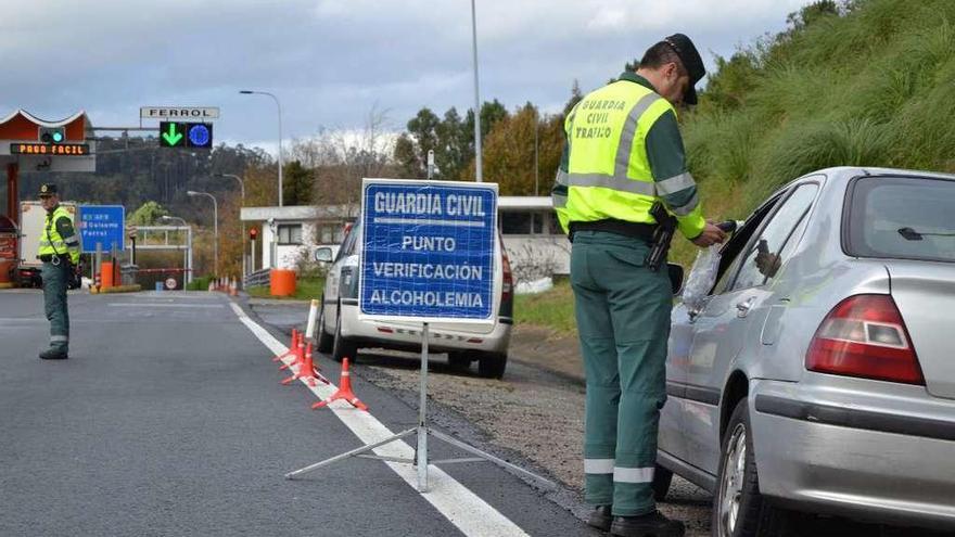 Agentes realizan un control de alcoholemia, ayer por la mañana, en la autopista hacia Ferrol.