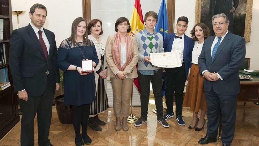 El ministro del Interior, Juan Ignacio Zoido, ayer, con familiares de Enrique Cuesta Jiménez, asesinado por los Comandos Autónomos Anticapitalistas el 26 de marzo de 1982. // Efe