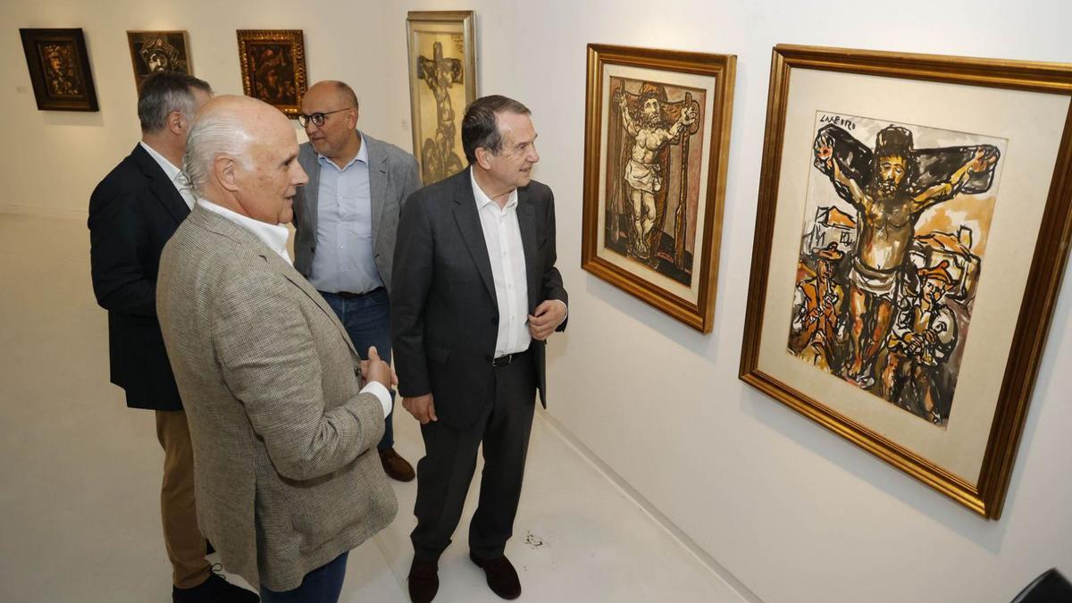 Caballero, acompañado  por el edil Abel Losada, el comisario de la obra de Laxeiro, Javier Pérez Buján y el nieto del pintor Carlos García-Suárez.  | // FOTOS: A. VILLAR