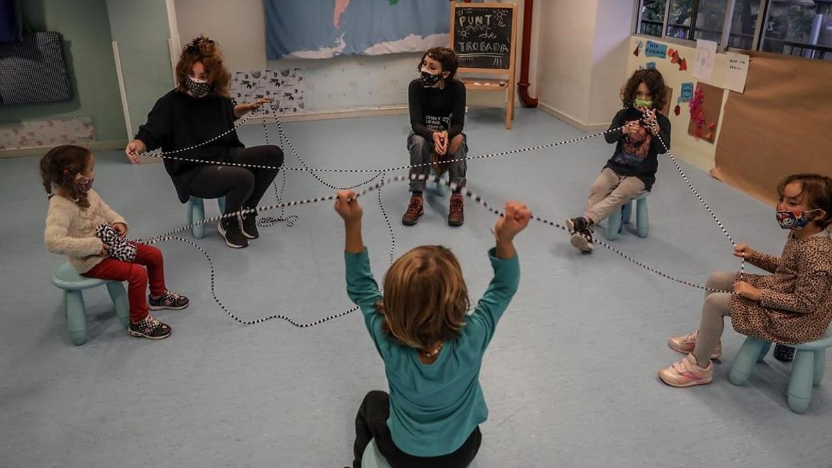 Varios niños juegan en el proyecto Concilia ubicado en la calle Erasme de Janer, en el barrio del Raval de Barcelona, en octubre.