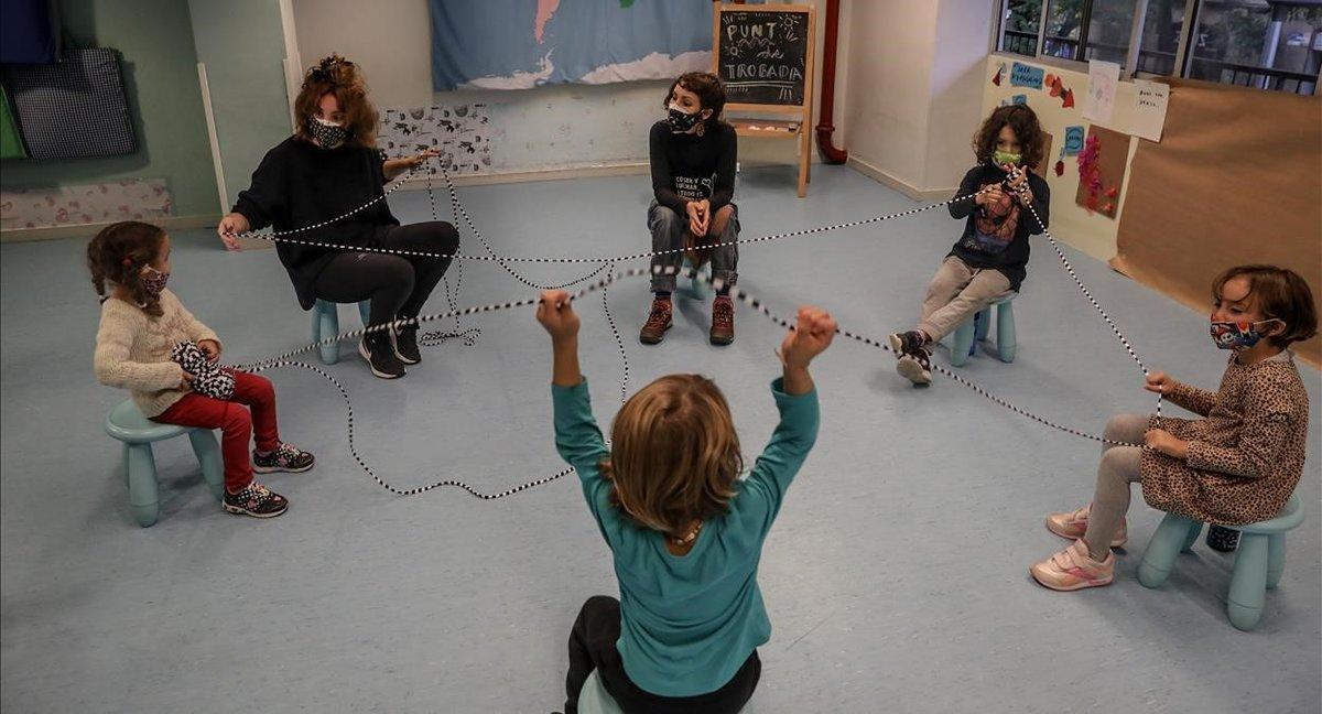 Varios niños juegan en el proyecto Concilia ubicado en la calle Erasme de Janer, en el barrio del Raval de Barcelona, en octubre.