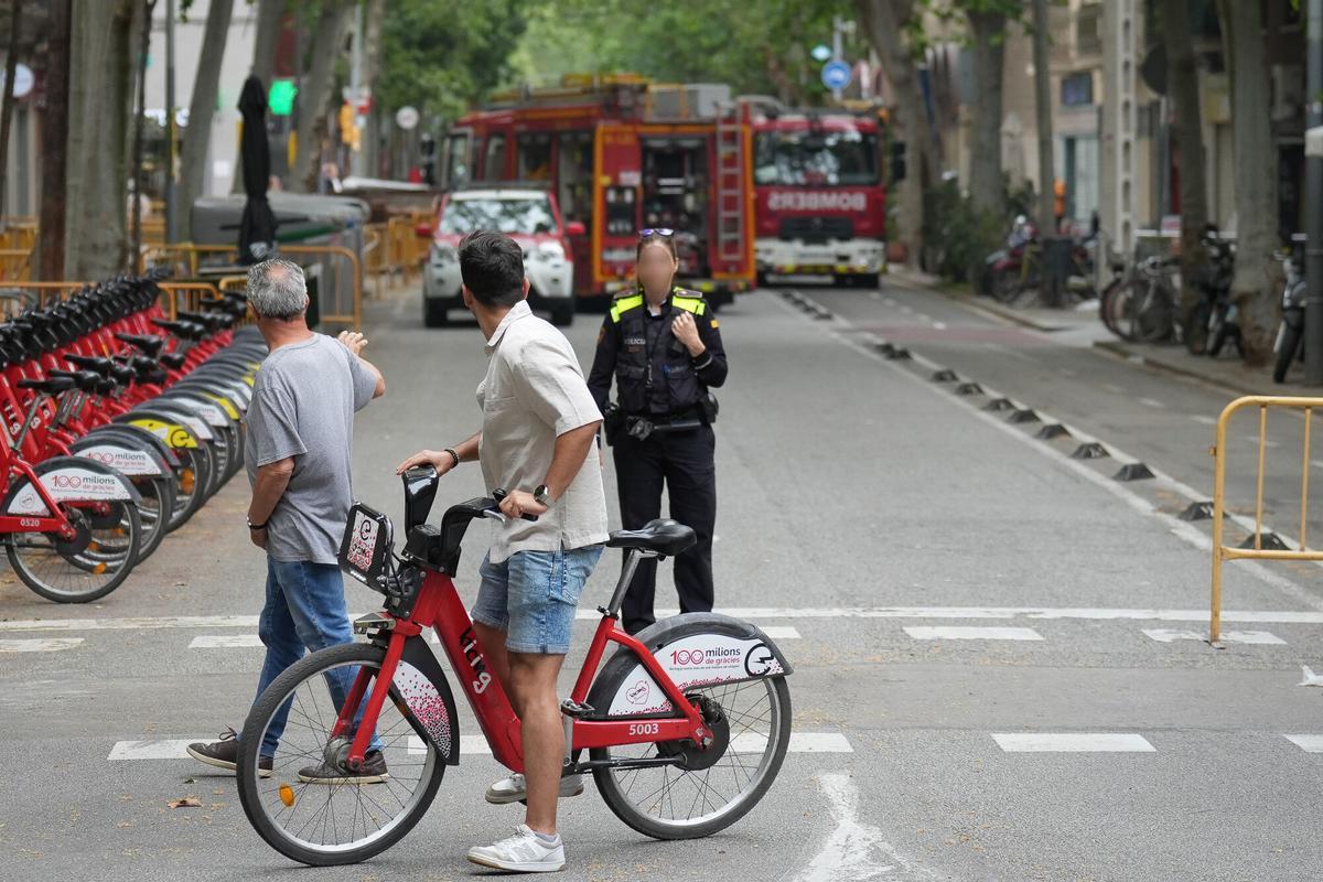 Bomberos trabajan en el edificio donde se ha producido la explosión, a 12 de mayo de 2026, en Barcelona, Catalunya (España). Bomberos trabajan en el edificio donde se ha producido la explosión, a 12 de mayo de 2026, en Barcelona, Catalunya (España).
