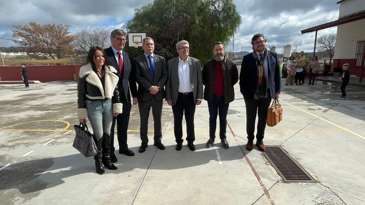 Visita del delegado de Educación (tercero por la izquierda) al colegio Miragenil de Puente Genil.