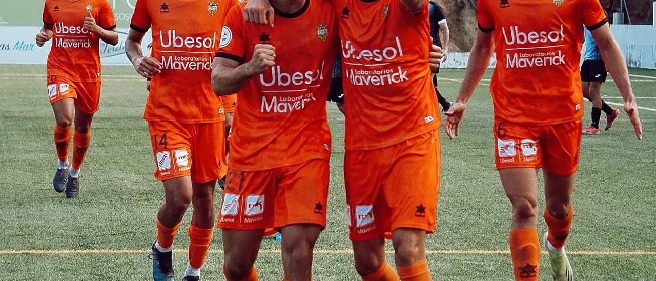 Jugadores del Atzeneta celebrando uno de los goles ante el Rayo Ibense.