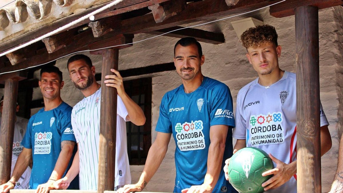 De izquierda a derecha: Willy Ledesma, José Cruz, De las Cuevas y Simo, posando con las nuevas equipaciones.