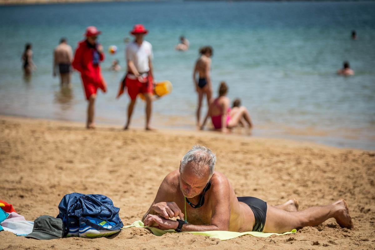 Hombre tomando el sol en la playa