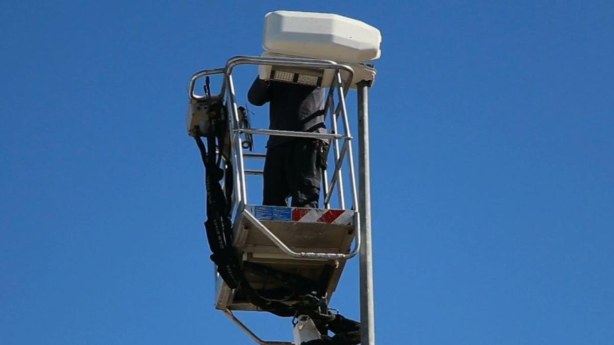 Un operario realiza un trabajo de mantenimiento en el alumbrado público.