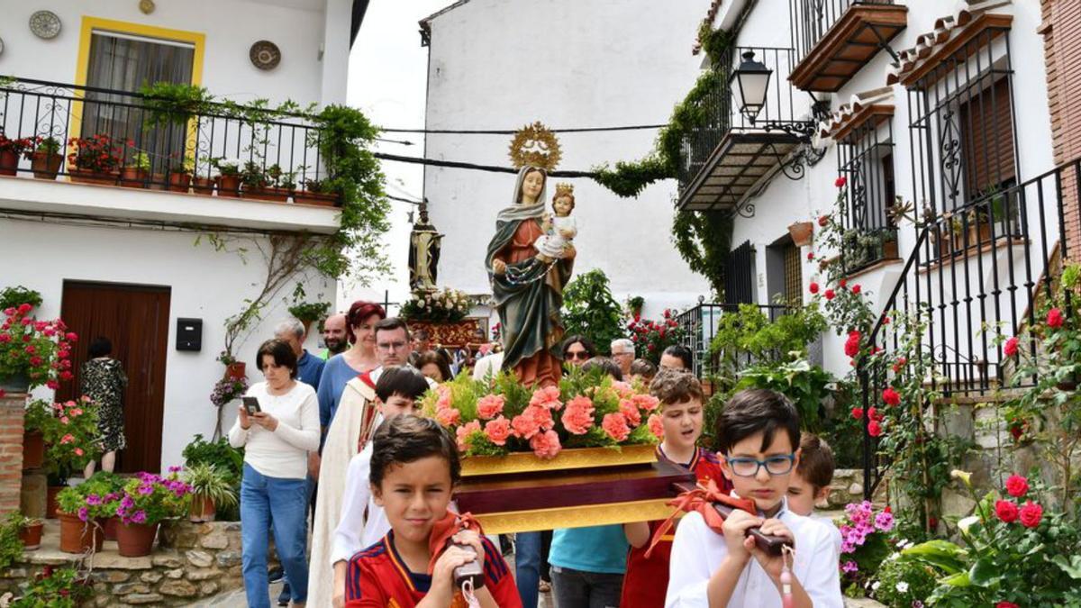 Un grupo de niños lleavan a la Virgen hasta el Torreón.