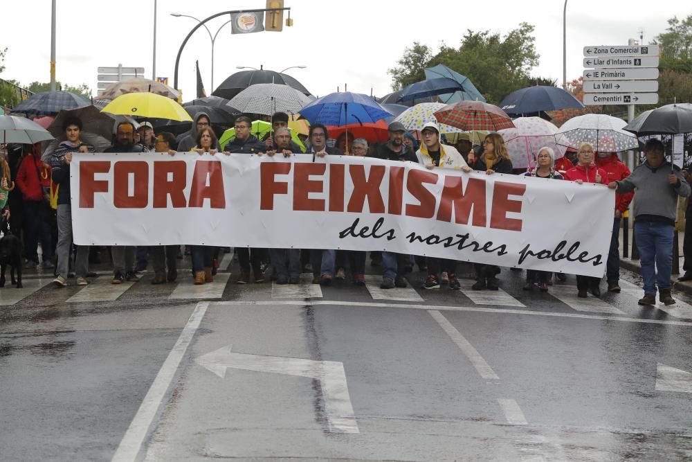 Mig miler de persones desafien el feixisme i la pluja a Verges