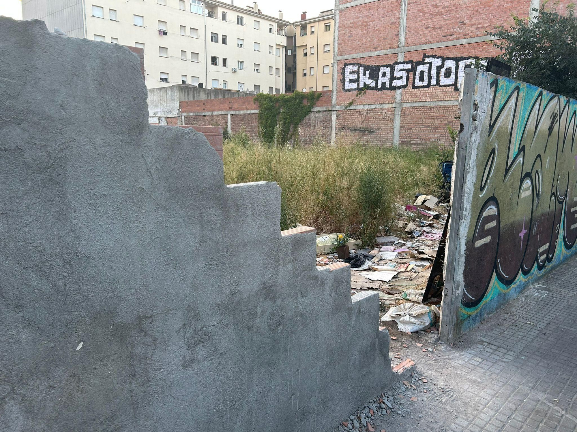 Un solar privat s’omple de deixalles a Salt