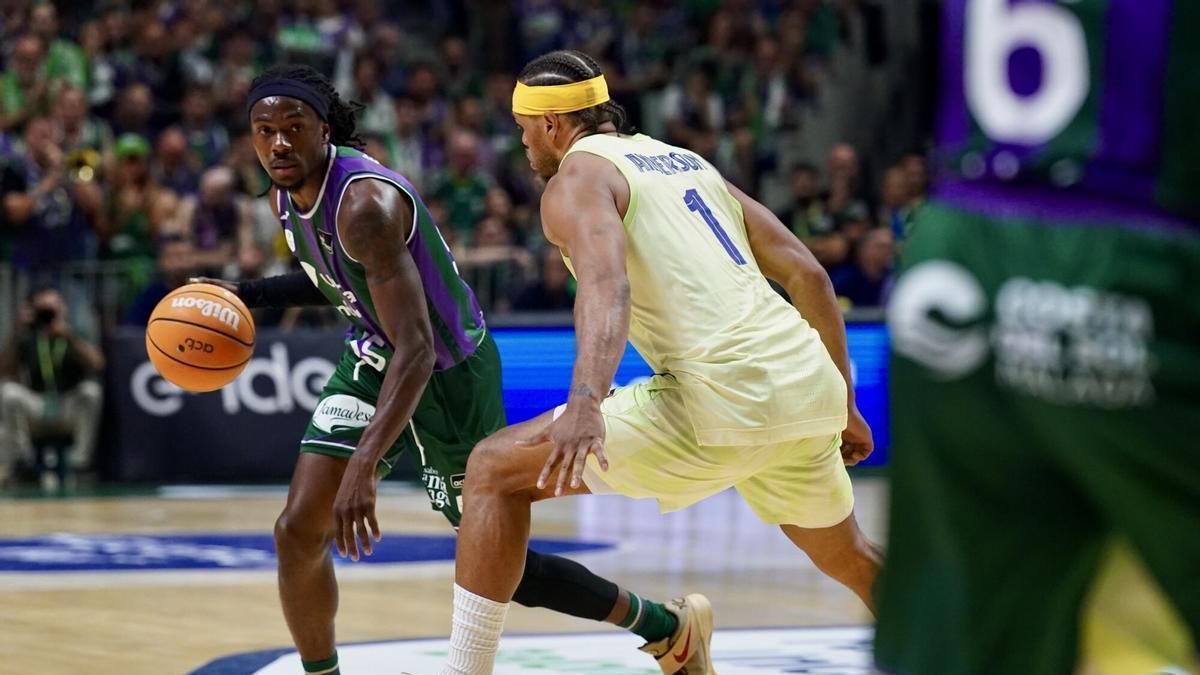 Perry, ante la defensa de Justin Anderson en el primer partido de cuartos contra el Barça.