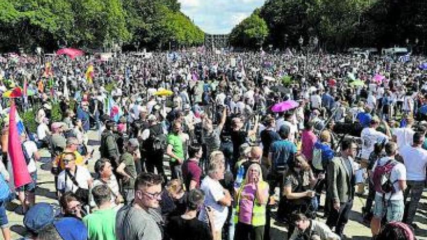 Masiva y desafiante protesta de los ‘anticovid’ en el centro de Berlín