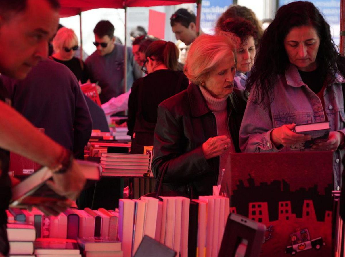 Muchas mujeres entre las que se acercaron a las librerías. | J. L. FERNÁNDEZ