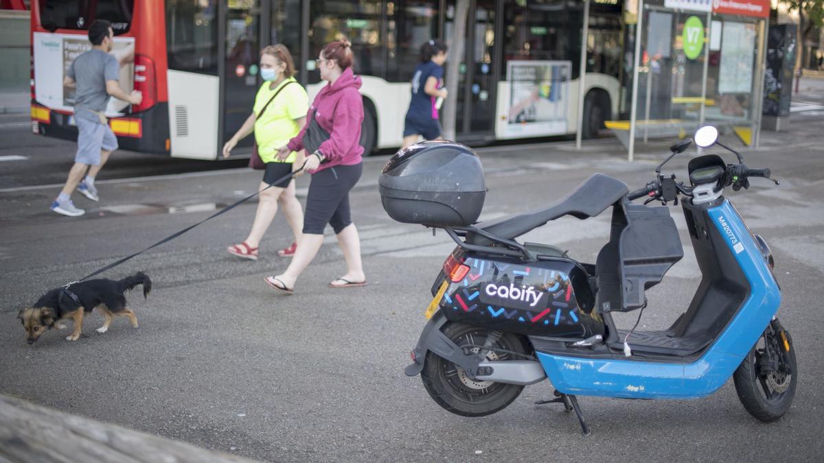 Desperfectos en una moto en la calle Tarragona