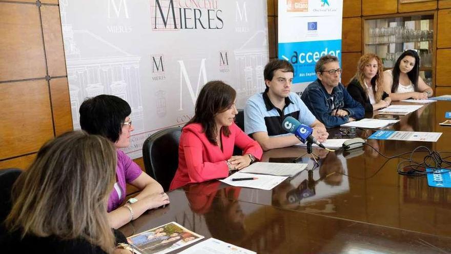 Por la izquierda, Cristina Menéndez, Mónica Álvarez, Alicia Mas, Juan Ponte, Víctor García, Elena Miguel Rodríguez y Marta Jiménez, ayer, en el Ayuntamiento de Mieres.