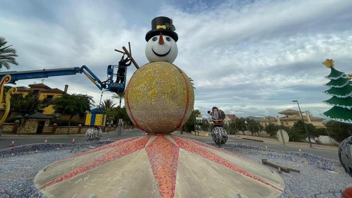 Alhaurín de la Torre ha iniciado la instalación del alumbrado y la decoración de Navidad.